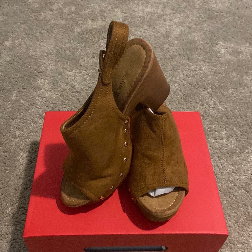 Womens size 8 shoe. Brown